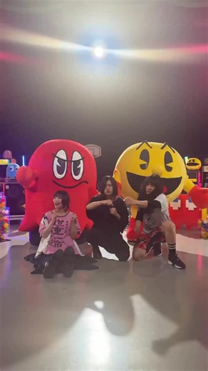 ヤバイTシャツ屋さん（バンド） on Instagram: "【みんなも踊ってね】パックマンとブリンキーと一緒に！ @official_pacman_jp @koyammer @shibata_aribobo @morimoto_yabat #パックマンとヤバT #PACMAN #ヤバTメジャデ10周年 #ヤバT"