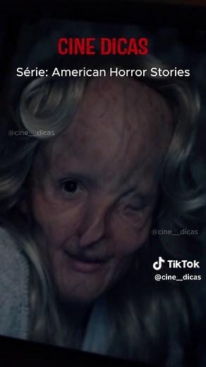 Série: American Horror Stories (Star ) American Horror Stories é uma série de antologia de horror que se desenrola em diferentes períodos e locais dos Estados Unidos. Cada episódio conta uma história independente, mas todas compartilham o mesmo tom sombrio e aterrorizante que é marca registrada do universo de American Horror Story. Dos cenários macabros de um asilo assombrado à misteriosa mansão dos horrores, cada capítulo mergulha o espectador em um pesadelo arrepiante, explorando temas como fa