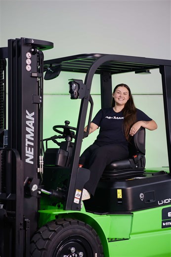 A NTK E3048 é indicada para operações internas que exigem controle, eficiência e confiabilidade. Um equipamento elétrico que simplifica a operação, reduz custos ao longo do tempo e garante desempenho consistente na movimentação de cargas. #netmak #empilhadeira #eletrica