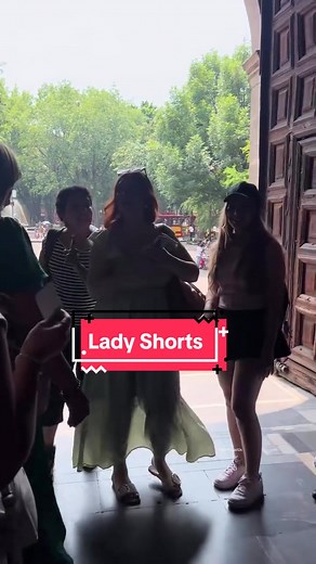 Mujer reclama a turistas en iglesia por entrar en Shorts en Coyoacán