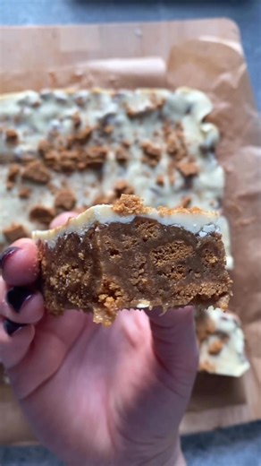155K views · 535 reactions | With the school holidays fast approaching i thought i would share one of my kids favourite bakes, my caramel crunch speculoose traybake! It is so quick to make and freezes brilliantly perfect for a sweet treat and a great one to get the kids to make! You can find the full recipe in my budget book, give it a go! | The Batch Lady | Facebook
