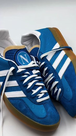 Abbiamo realizzato queste Adidas Gazelle per un giocatore del @officialsscnapoli, ieri è avvenuta la consegna! Secondo voi di chi sono? Presto il video della consegna #adidas #custom #gazelle #napoli #seriea #sneakers