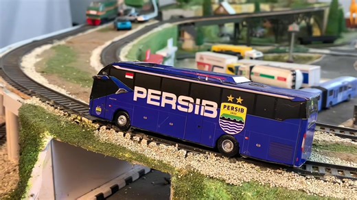 Kereta Api Anjlok Tabrak Bus Persib Bandung Di Tikungan Palang Pintu Perlintasan #fyp #keretaapi #diorama #miniatur #viralindonesia
