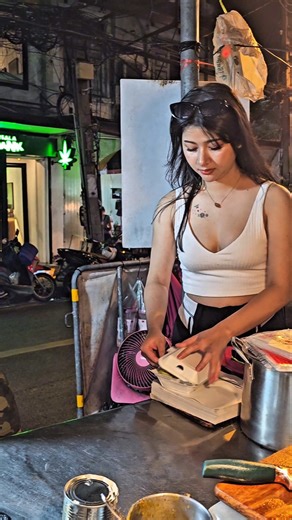 The Most Popular Roti Lady in Bangkok Puy Sister Palm