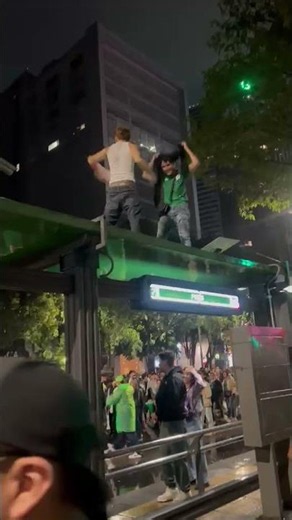 Fans mexicanos se suben a paradas del Metrobus tras el triunfo ante Corea@alee_dupa/SDPnoticias