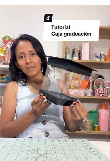 Tutorial caja sorpresa de graduación. Acompáñame a elaborar esta bella caja con la técnica de cartonaje. Es un proceso de varios videos donde te cuento hasta los problemas que se me presentaron jeje. (La clienta me envió una referencia de la cajita que quería y yo decidí hacerles un tutorial) Gracias también por el apoyo que le dan a la creación de mi contenido, eso me ayuda a seguir creciendo. 😍😊❤️🙏✨🍀 #tutorialcajadegraduacion #cajacomunion #cartonaje #teenseñoaelaborarestacajasorpresaparag