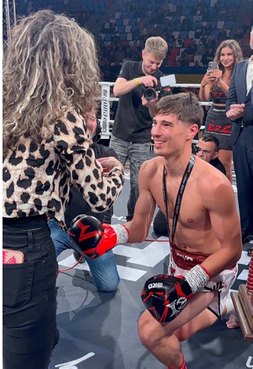 Propunere de Căsătorie după un Knockout Spectaculos în Kickboxing