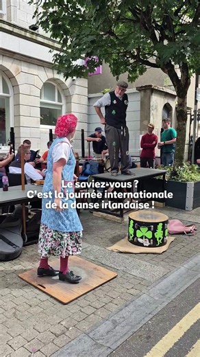Joyeuse journée internationale de la danse irlandaise ! 💃☘️ En Irlande, on peut voir de la danse traditionnelle partout : lors de céilís endiablés, dans les pubs animés où chacun peut se joindre spontanément à la fête. À tout moment, vous pouvez tomber sur une session improvisée, comme cette performance incroyable au Fleadh Cheoil 2025 en août, le plus grand festival mondial dédié à la musique, au chant et à la danse irlandaise 🎵 Commencez à rêver votre voyage en Irlande et laissez-vous emport