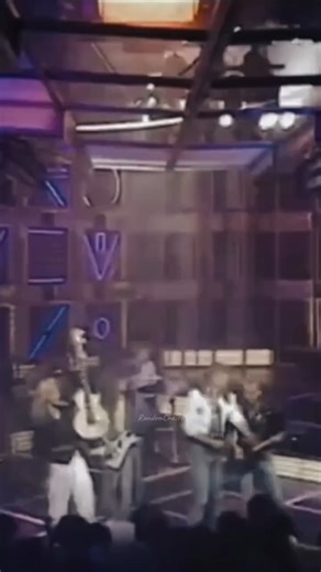 Grupo Líder Mendoza on Instagram: "#historiasdeclasicos 😊 ▶ Def Leppard - Animal 🔵 "Animal" (1987) de Def Leppard, del álbum Hysteria, es un himno de hard rock sobre el deseo pasional e instintivo, caracterizado por su producción pulida y capas de guitarras. Fue su primer éxito en el Top 10 del Reino Unido y el resultado de un difícil proceso de grabación de casi tres años, convirtiéndose en un tema insignia de la banda. Historia y Producción de "Animal" Desarrollo Difícil: Fue una de las prim