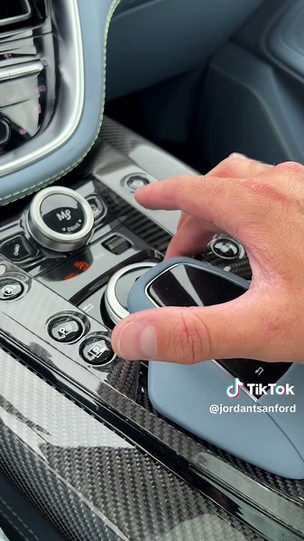 Exploring the Luxurious Aston Martin DBX 707 Interior