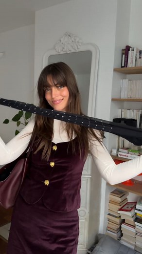 Charlotte Lemay on Instagram: "On a toutes vécu ça : un collant qui file au bout de deux ports… et cette question sans réponse : dans quelle poubelle ça se jette ? Depuis peu, une alternative existe enfin. Calzedonia lance le projet ReFilés, cofinancé par l’Union Européenne : 👉 On peut déposer toutes les marques de collants filés en boutique (il y a des boxes dédiées). 👉 Ils sont ensuite envoyés en Italie pour être recyclés grâce à une technologie inédite qui sépare les fibres. 👉 Cela permet 