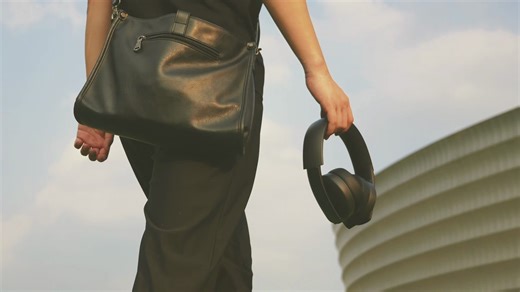 生活的主角从来不止一位 外星人AW-510H，沉浸生活#alienware #耳机 #城市的夜晚