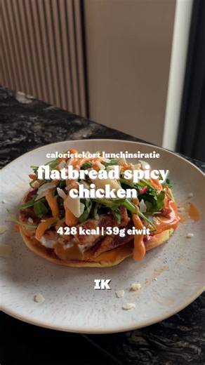 Flatbread spicy chicken🌶️😍 Perfect als lunch in je calorietekort, want deze bevat maar 428 kcal & 39g eiwit!✨ Ingrediënten: 1 flatbread 30g smeerkaas sambal 15 50g cottage cheese light 120g kipfilet gekruid met cajun kruiden 20g rucola 15ml friteslijn sriracha 5g Parmezaanse kaas Hij is niet mega pittig trouwens hoor! Dus mocht je daar niet zo goed tegen kunnen is deze perfect!🫶🏼 Sla op en volg mij voor meer inspiratie!✨ #recept #eten #flatbread #voeding #eten