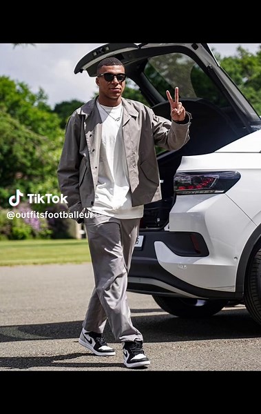 Mbappé's Stylish Outfits: A Fashion Trendsetter