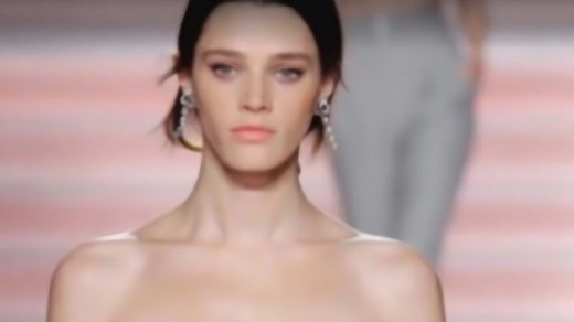 美女模特走秀，一身透明装大秀身材，现场观众瞬间沸腾！_高清1080P在线观看平台_腾讯视频