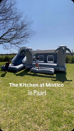 Hidden Gem Discovery! 💎 Mistico is a stunning estate in Paarl, famous for its top-notch equestrian events. But even if you’re not into horses, Mistico is still a must-visit! 🐎 Their family-friendly restaurant, @the_kitchen_at_mistico, offers amazing food, cozy vibes, and loads of fun for kids. The modern, open space restaurant features a welcoming fireplace, an elegant deck, and lush green lawns where little ones can play. Kids will love the jumping castle, large playground with jungle gyms, s