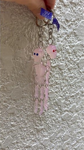 紫外線の季節には！UV ガイコツキーホルダー