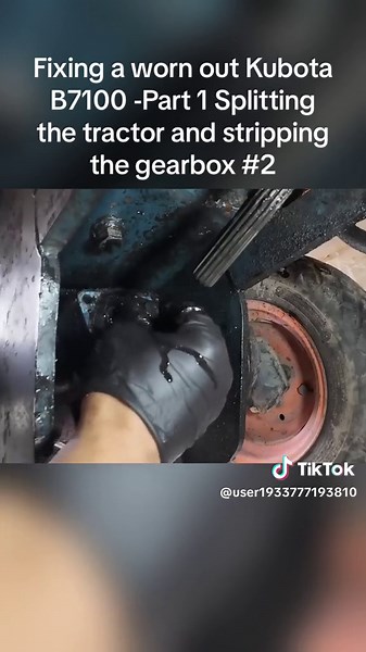 Fixing a worn out Kubota B7100 Part 1 Splitting the tractor and stripping the gearbox #2 #kubota#b7100#b6100#b7001#grey market#gray market#tractor#machinery#diy#repair#fix#solved#repaired#NZ#New Zealand#Marty T#mini tractor