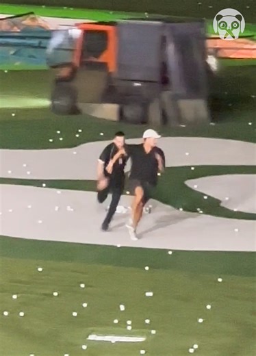 Chased guy evades security on a golf course | Life Bites Gallery