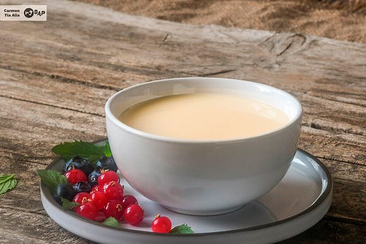 Crema inglesa: qué es, cómo se hace y para qué se usa (y 13 postres que mejoran con ella como acompañamiento)
