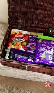 Perfect gift for a chocoholic this Christmas!! 🎅 This Cadbury Basket Sharing Hamper would be an amazing luxury chocolate gift! This is from Cadbury Gifts Direct (AD) 👉 https://www.newfoodsuk.co.uk/8whn | Newfoodsuk