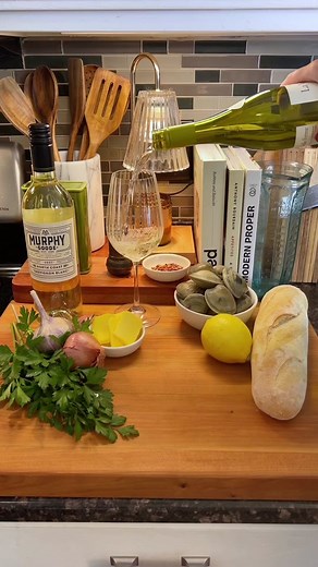 Garlic Butter Clams and Frank Sinatra 🎷 #clams #garlicbuttersauce #steamedclams #crustybread #seafooddinner #whitewinesauce #franksinatra #easyrecipe #fyp