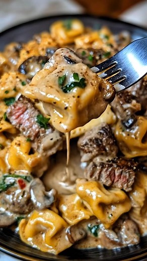Cowboy Butter Tortellini with Steak, Mushrooms & Spinach 🥩🍄🌿🧄 Juicy steak bites, tender cheese tortellini, earthy mushrooms, and fresh spinach tossed in a rich, garlicky cowboy butter sauce. This skillet meal is indulgent, hearty, and packed with flavor—perfect for a cozy weeknight dinner that feels gourmet. 💛🧈 📝 Ingredients: 20 oz cheese tortellini (fresh or refrigerated) 1 lb steak (sirloin or ribeye), cut into bite-sized cubes 1 cup mushrooms, sliced 2 cups fresh spinach 3 tbsp butter 