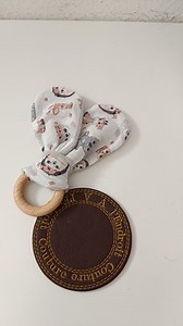 Petit hochet oreille facile à faire 1 x coton 1x Polaire L40xH9cm un anneau de dentition en bois non traitée de 6 cm de diamètre ou 7cm maximum. #hochet #bebe #ideecadeau #couture #diy | A l'endroit couture , Christelle Mathieu
