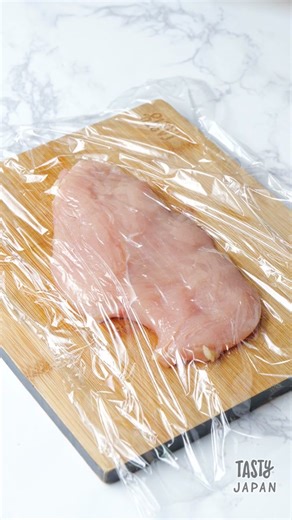 【大葉チーズ系はやっぱりおいしい】鶏むねでくるくる巻いたおいしいロールカツ！ / Chicken Cheese Rolls #tiktokレシピ #簡単レシピ #tiktokfood #tastyjapan 2人分 材料： 鶏むね肉（2枚おろし） 2枚 スライスチーズ 4枚 大葉 4枚 おろしにんにく 大さじ1 【A】卵 1個 【A】塩 小さじ1 【A】コショウ 適量 薄力粉 適量 パン粉 適量 揚げ油 適量 作り方： ① 鶏むね肉を麺棒などで薄くなるまでたたく。 ② 大葉の上にチーズをのせ、小さく巻く。①の上にのせて包むように巻いたら、竹串で開かないように留める。 ③ ②を薄力粉、混ぜ合わせた【A】、パン粉の順につけていく。 ④ 揚げ物用の鍋に3センチほどの高さまでサラダ油を注ぎ入れ、170度に熱する。③を入れ、全体がきつね色になるまで揚げたら、完成！ === Chicken Cheese Rolls Servings: 2 INGREDIENTS 2 chicken breasts 4 cheese slices 4 perilla leaves 1 tablespoon grat