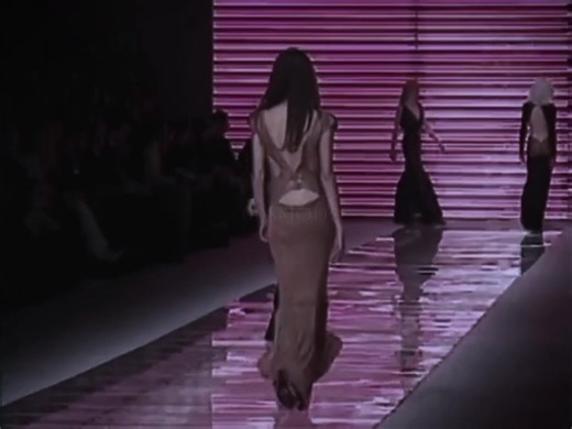 her walk#isabelifontana for #versace F/W'01 by #donatellaversace#runway