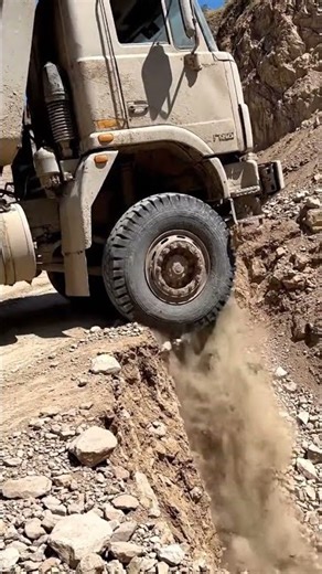 Truck Almost Falls Off a Cliff After Suspension Break 😱