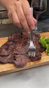 2.6M views · 54K reactions | 2 tipos de marinados para la carnita asada  -Marinado de Ajo 龍 1 cucharada de aceite de oliva El jugo de 2 limones 1 cucharada de Sazonador italiano 4 dientes de ajo picados 1 cuchara de sal 1 cuchara de pimienta -Marinado de Romero con vino tinto  2 cucharadas de aceite de oliva 100 ml de vino tinto 1 cucharada de romero 2 dientes de ajo picados 1 cucharada de sal 1 cucharada de pimienta | Regio Parrillero | Facebook