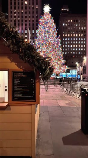 #Rockefeller Center, con su famoso árbol, estará abierto y decorado hasta mediados de enero de 2026; el árbol se ilumina diariamente de 5 a.m. a medianoche las entradas desde $15 #navidadennuevayork😍 #tiktokviral #Rockefeller #foryou