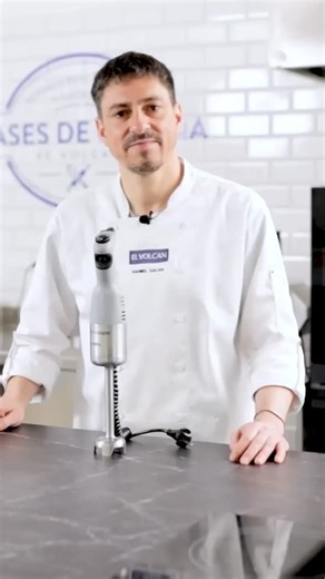 ¿Conoces el emulsionador Micromix de Robot Coupe? Coméntanos 👇 Destacado por ser una herramienta potente y fácil de usar, te permitirá realizar tus mezclas o emulsiones en segundos con tan solo apretar un botón 👨‍🍳 👉 Silencioso, ergonómico y compacto. 👉 Cuenta con potencia de 220 W y hasta 1500 rpm. 👉 Fácil de limpiar. 👉 Fabricado en materiales de gran calidad y resistencia. Disponible en nuestra tienda física Las Tranqueras. #volcanlovers #RobotCoupe | El Volcan