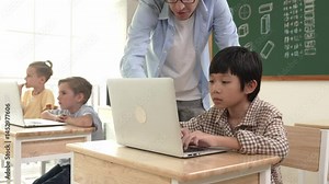 Caucasian teacher helping asian student coding engineering prompt while diverse student using software generated AI. Smart happy attractive children sitting and programing system. Education. Pedagogy. vídeo de Stock