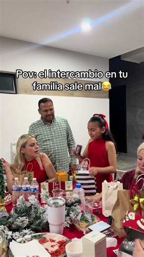 Se llevan y no se aguantan😂 #intercambio #regalos #navidad #familia #fyp