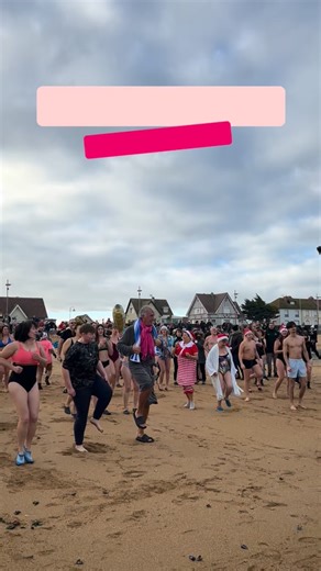 📣 Bain du 31 décembre sur la plage de Courseulles-sur-Mer ! 😊 Bravo aux courageuses et aux courageux ❄️🏊‍♀️ Bonne soirée du Réveillon à toutes et à tous ! 😉 @courseullessurmer @coeurdenacre @calvados_normandie @tourisme_normandie @outrouverquoiacaen | Coeur de Nacre tourisme