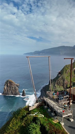 16 reactions · 12 comments | Sentindo a adrenalina pura sobre o Atlântico! Este Baloiço Gigante da Adrenaline X-treme Adventures na Madeira é pura loucura e a vista é de tirar o fôlego. Quem se atreve a dar este salto no vazio? Marca um amigo que precisa de vir aqui!  #AdrenalineXtremeAdventures #BaloiçoGigante #Madeira #GiantSwing #AdrenalinaPura #PortoMoniz #ExtremeSports #VistasDeTirarOFôlego #IlhaDaMadeira #Aventura | DRONE SNAPS - Imagens aéreas | Facebook