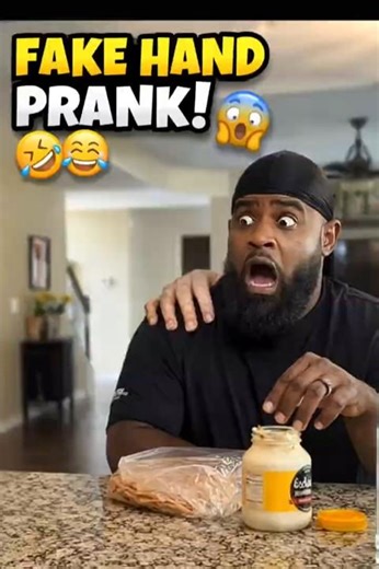 FAKE HAND PRANK 🤣🤣😱 watch till end #viral #trending #shorts
