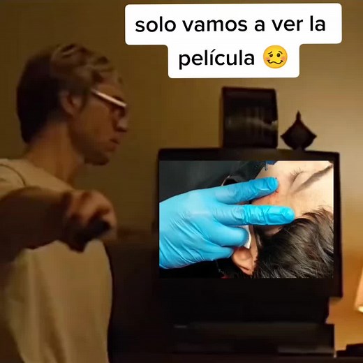 Los piercing llamados microdermales son una alternativa diferente en el mundo de la decoración corporal. 💉 Se trata de unos piercings que se realizan con una técnica peculiar, en la que se implanta una parte de la joya debajo de la piel, dejando a la vista únicamente una parte, el top decorativo. El agujero cicatriza con la parte de la joya dentro, de forma que queda solo un extremo a la vista, con una rosca para poder cambiar los tops (joyas) . EN ESTE PROCESO AL QUEDARSE PARTE DE LA JOYA EN L