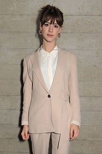 Daisy Edgar Jones chopped off her hair and got a short, shaggy bob for autumn