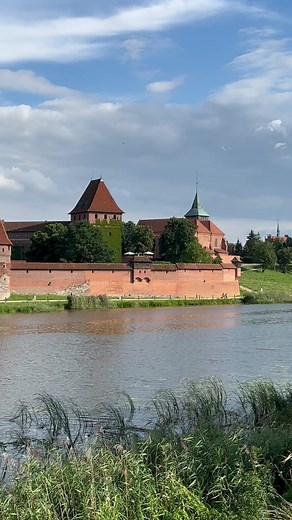 12K views · 555 reactions | Zamek w Malborku od strony Nogatu  Tak prezentuje się dziś ta budowla! #malbork #nogat #pętlażuławska #zamek #zamki #pomorze #polska #europa | Hello Mierzeja | Facebook