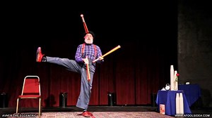 💯x💯 recomendado que vea este video. Avner Eisenberg mejor conocido como "Avner the Eccentric" Es un artista estadounidense muy completo de varias practicas escénicas como vodevil, payaso, mimo, malabarista y magia 🎩 | Alberico Magic