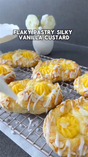 🥨✨ Bakery-Style Pudding Brezeln Flaky puff pastry, silky vanilla custard, and a sweet lemon glaze. These homemade pudding brezeln taste just like the ones from a German bakery! Ingredients (6 pieces) 400 g puff pastry or Danish pastry 1 egg white (for brushing) Sliced almonds Custard Filling 250 ml milk 1 tsp vanilla extract 40 g sugar 25 g cornstarch 2 egg yolks 15 g butter Glaze 80 g powdered sugar Juice of half a lemon Extra powdered sugar for dusting Instructions Heat milk with vanilla and 