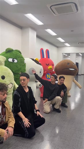 ORANGE RANGE on Instagram: "『#ベストヒット歌謡祭 2025』にてコラボさせていただいた、平成キャラクターたちと😎📸 レアな歩き姿も…👣 #ORANGERANGE"