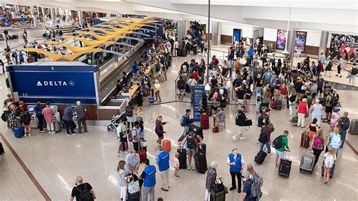 Delta flight attendant vs Southwest gate agent
