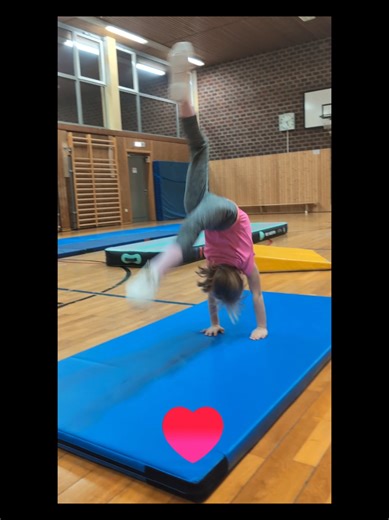 Romy Unser 7 jähriges Drachen Talent, seit 4 Monaten dabei. Wir sind gespannt auf die Weiterentwicklung und Fortschritte 😃 #bluedragonscheerleading #bogengang #walkover #backwalkover #tumbling