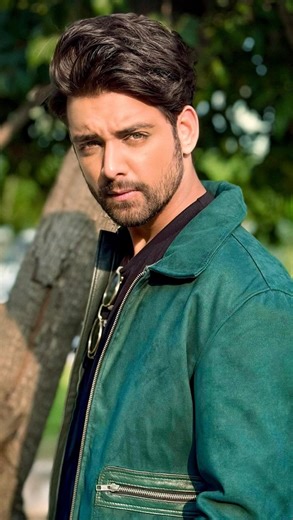 Priya Shah 🦋 on Instagram: "日本利用压电瓷砖将人们的脚步转化为电能。 这些瓷砖能够捕捉你脚步产生的动能。 当你行走时，你的体重和动作会对瓷砖产生压力。 瓷砖会轻微弯曲，产生机械应力。 瓷砖内部的压电材料会将这种应力转化为电能。 每一步都会产生少量电荷，数百万步加在一起，就能产生足够的电力来驱动 LED灯、数宇显示屏和传感器。 在像涩谷车站这样人流密集的地方，每天大约 240 万步都在为这个系统做贡献。 这些电力可以储存起来或立即使用，从而减少对传统能源的依赖，井支持可持续的城市基础设施。 这种方法把日常的动作转化为实用的可再生能源。 ＃日本 #知识＃事实#你知道吗 #推荐#科技#创新历史技术实验热门"