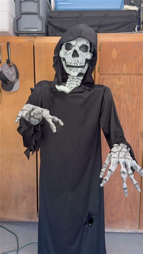 LIFESIZE Animatronic from 2002??? Spirit Halloween’s FIRST Lifesize animatronic Rocking Skeleton