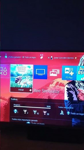 Trofeo de platino 352 Bee Simulator de PS4 disponible en PS Plus Extra y Premium